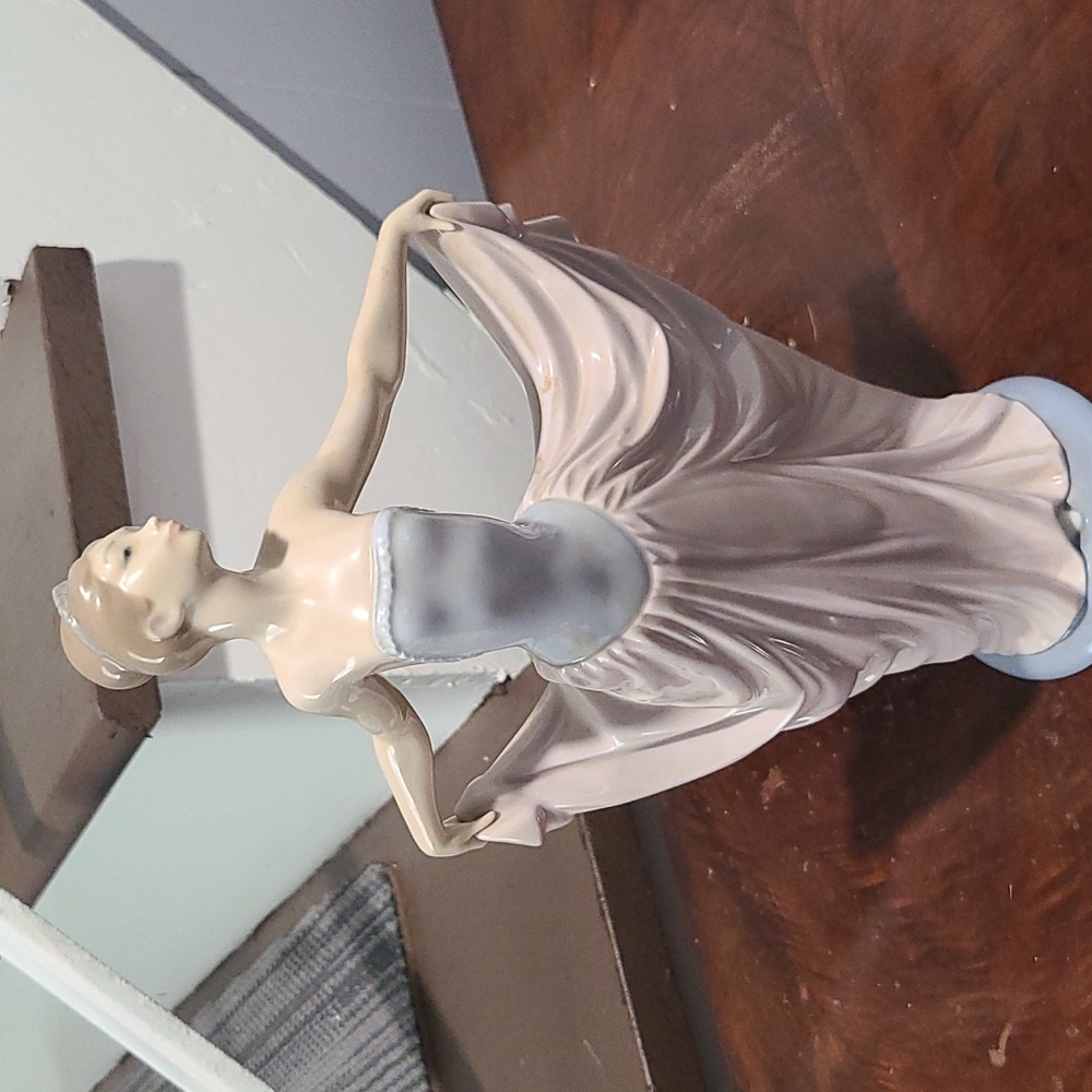 Llardro statue the dancer